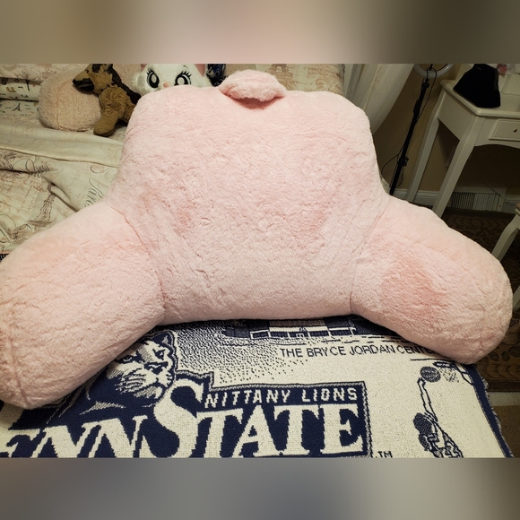 Pink faux fur reading pillow. - Picture 2 of 3